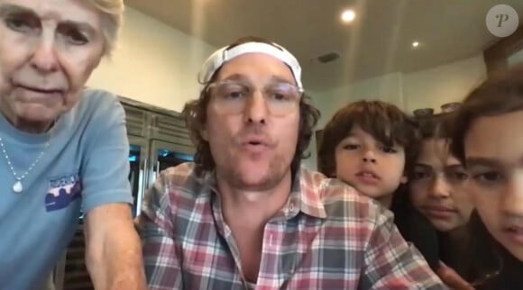 Matthew McConaughey, en compagnie de sa mère Kay, de sa femme et deux de leurs enfants, jouent au Bingo par visioconférence sur le site Zoom avec les pensionnaires d'une maison de retraite du Texas pendant le confinement dû au coronavirus. Los Angeles. Le 6 avril 2020.