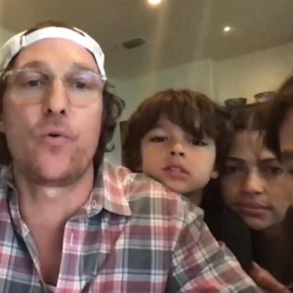 Matthew McConaughey, en compagnie de sa mère Kay, de sa femme et deux de leurs enfants, jouent au Bingo par visioconférence sur le site Zoom avec les pensionnaires d'une maison de retraite du Texas pendant le confinement dû au coronavirus. Los Angeles. Le 6 avril 2020.