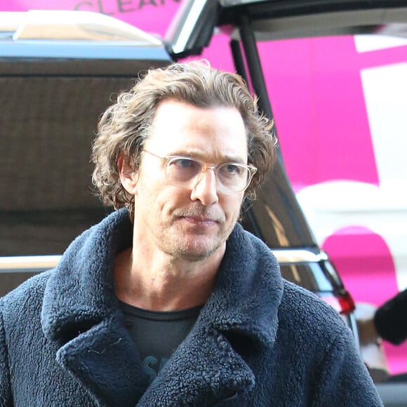 Matthew McConaughey porte un long manteau "Teddy Bear" bleu marine à son arrivée à son hôtel à New York, le 10 janvier 2020.