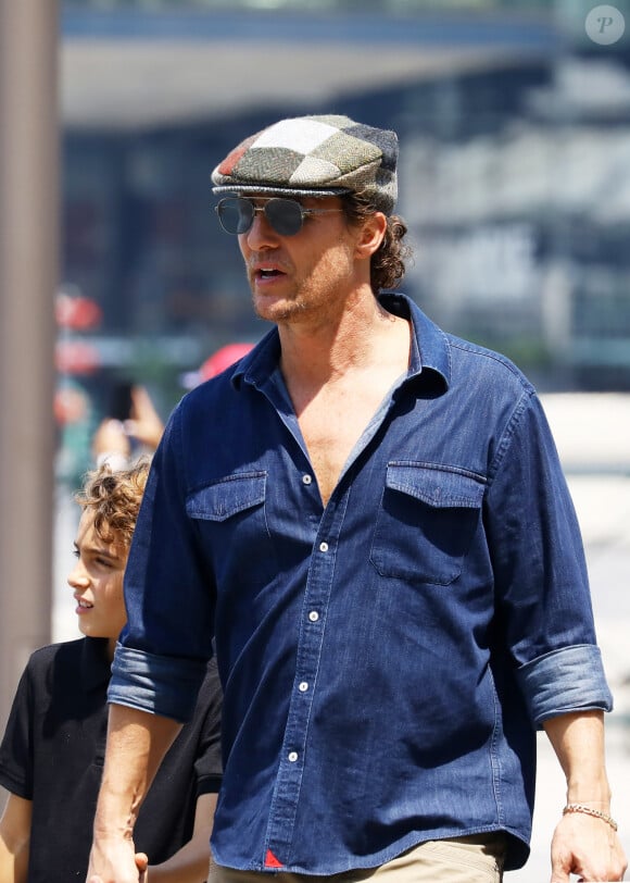 Exclusif - Matthew McConaughey et son fils Levi, 11 ans, se promènent à Sydney, le 19 novembre 2019.