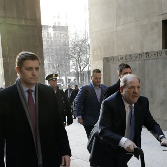 Le producteur Harvey Weinstein arrive à la Cour suprême de l'État de New York pour son procès pour agression sexuelle à New York City, New York, États-Unis, le 24 février 2020