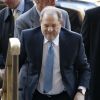 Le producteur Harvey Weinstein arrive à la Cour suprême de l'État de New York pour son procès pour agression sexuelle à New York City, New York, États-Unis, le 24 février 2020.