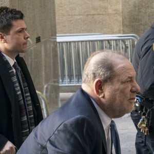 Le producteur Harvey Weinstein arrive à la Cour suprême de l'État de New York pour son procès pour agression sexuelle à New York City, New York, États-Unis, le 24 février 2020.