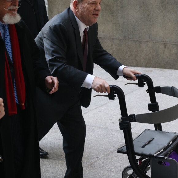 Harvey Weinstein arrive en déambulateur au tribunal de New York, pour entendre les délibérations du jury. Le 20 février 2020