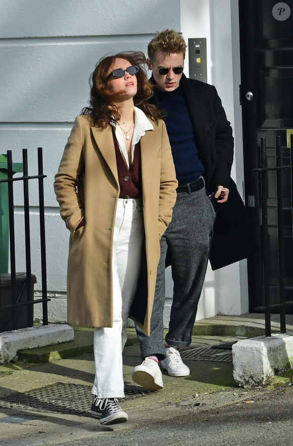 Exclusif - Ben Hardy et sa compagne Olivia Cooke se promènent dans un parc très fréquenté malgré le confinement lié à l'épidémie de Coronavirus (Covid-19) à Londres, le 21 mars 2020.