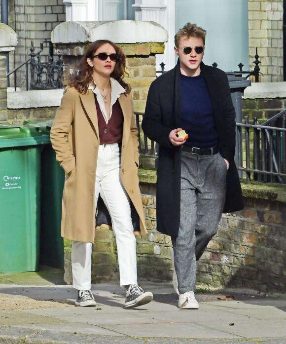 Exclusif - Ben Hardy et sa compagne Olivia Cooke se promènent dans un parc très fréquenté malgré le confinement lié à l'épidémie de Coronavirus (Covid-19) à Londres, le 21 mars 2020.