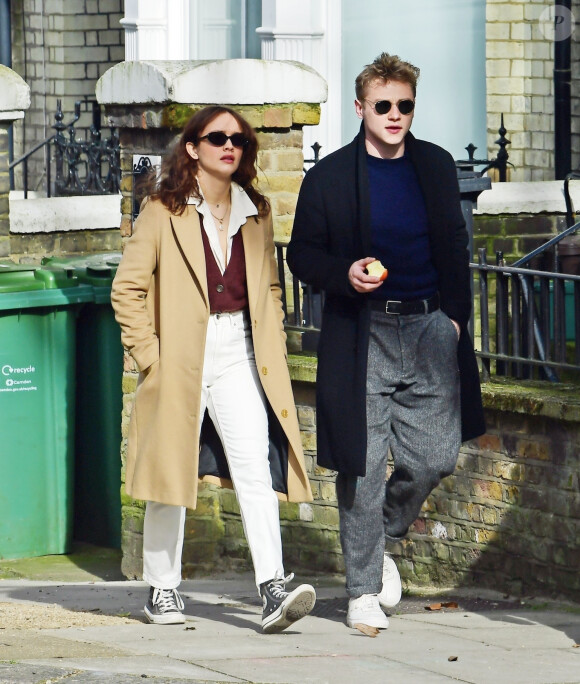 Exclusif - Ben Hardy et sa compagne Olivia Cooke se promènent dans un parc très fréquenté malgré le confinement lié à l'épidémie de Coronavirus (Covid-19) à Londres, le 21 mars 2020.