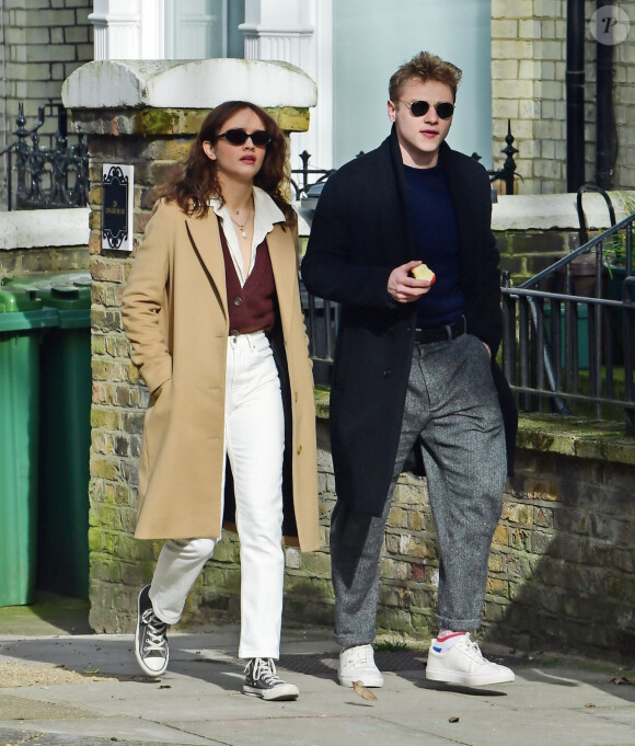 Exclusif - Ben Hardy et sa compagne Olivia Cooke se promènent dans un parc très fréquenté malgré le confinement lié à l'épidémie de Coronavirus (Covid-19) à Londres, le 21 mars 2020.