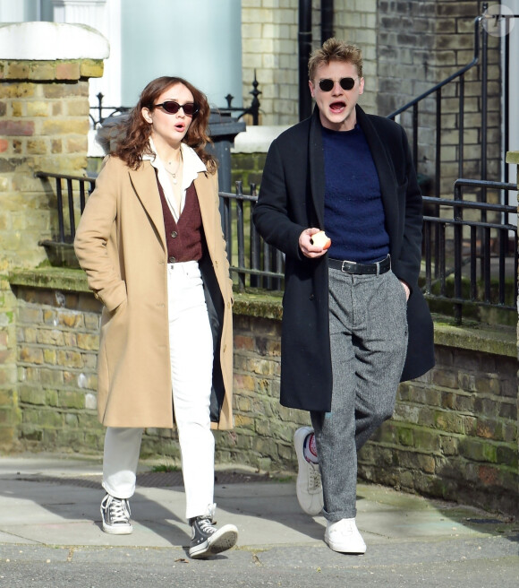 Exclusif - Ben Hardy et sa compagne Olivia Cooke se promènent dans un parc très fréquenté malgré le confinement lié à l'épidémie de Coronavirus (Covid-19) à Londres, le 21 mars 2020.