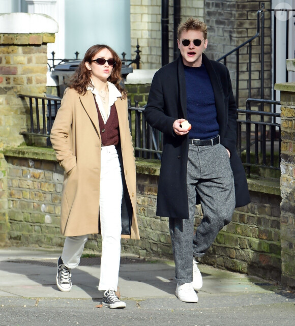 Exclusif - Ben Hardy et sa compagne Olivia Cooke se promènent dans un parc très fréquenté malgré le confinement lié à l'épidémie de Coronavirus (Covid-19) à Londres, le 21 mars 2020.