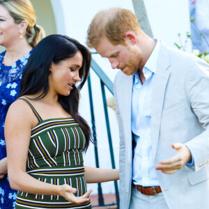 Le prince Harry, duc de Sussex, et Meghan Markle, duchesse de Sussex, lors d'une réception dans les jardins de la résidence du haut-commissaire britannique au Cap, Afrique du Sud, le 24 septembre 2019.