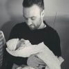 Mathieu Valbuena avec sa fille Léa, dont il a annoncé la naissance sur Instagram le 28 février 2016.