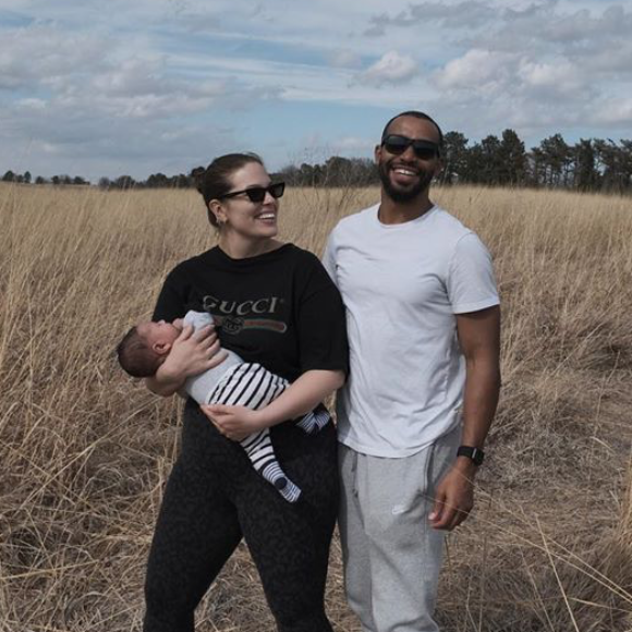 Ashley Graham, Justin Ervin et leurs fils Lincoln. Mars 2020.