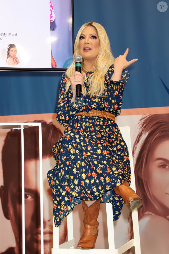 Tori Spelling lors de la mode "90's & 90210" au Mandalay Bay Convention Center de l'hôtel & Casino Mandalay Bay à Las Vegas, Nevada, Etats-Unis, le 6 février 2020.