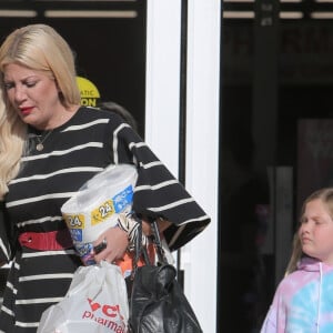 Exclusif - Tori Spelling est allée faire des courses avec ses enfants à Calabasas, le 22 août 2019.