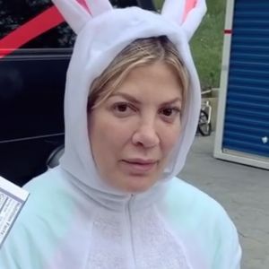 Tori Spelling déguisée en lapin de Pâques. Le 12 avril 2020.