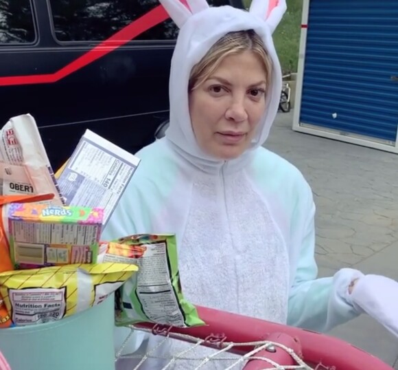 Tori Spelling déguisée en lapin de Pâques. Le 12 avril 2020.