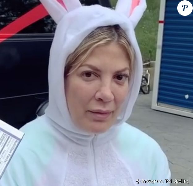 Tori Spelling déguisée en lapin de Pâques. Le 12 avril 2020.