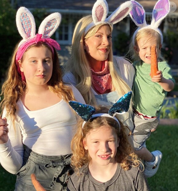 Tori Spelling fête Pâques en famille. Instagram. Le 12 avril 2020.