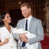 Le prince Harry et Meghan Markle, duc et duchesse de Sussex, présentent leur fils Archie dans le hall St George au château de Windsor le 8 mai 2019.