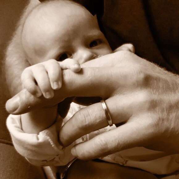 Archie dans les bras de son père le prince Harry sur Instagram, le 16 juin 2019.