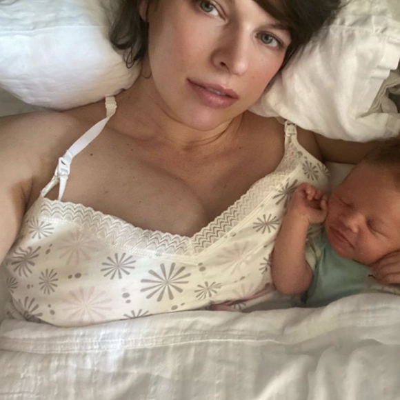 Milla Jovovich et sa fille Osian. Avril 2020.