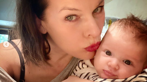 Milla Jovovich : Maman gaga de sa fille Osian, déjà très expressive