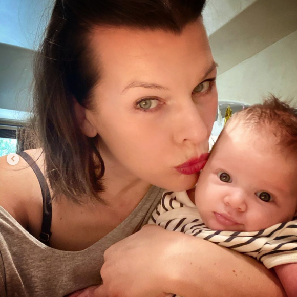 Milla Jovovich et sa fille Osian. Avril 2020.