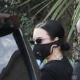 Exclusif - Demi Lovato (avec un masque) et son nouveau compagnon Max Ehrich (Les feux de l'amour) font le plein de courses chez Erewhon à Los Angeles le 15 mars 2020. Au coeur de l'épidémie de Coronavirus (COVID-19), le couple remplit le coffre de la voiture.