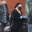 Exclusif - Demi Lovato (avec un masque) et son nouveau compagnon Max Ehrich (Les feux de l'amour) font le plein de courses chez Erewhon à Los Angeles le 15 mars 2020. Au coeur de l'épidémie de Coronavirus (COVID-19), le couple remplit le coffre de la voiture.