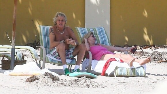 Rod Stewart : Confinement à la plage, il bronze avec sa famille