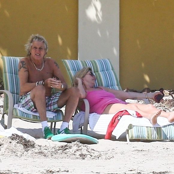 Exclusifl - Rod Stewart et sa femme Penny Lancaster profitent de la plage avec leurs enfants sans la moindre précaution, pendant l'épidémie de coronavirus (Covid-19) à West Palm Beach, le 3 avril 2020.
