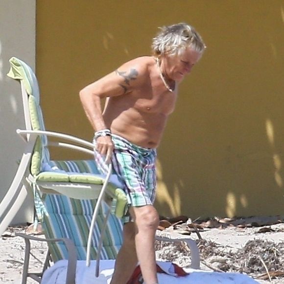 Exclusifl - Rod Stewart et sa femme Penny Lancaster profitent de la plage avec leurs enfants sans la moindre précaution, pendant l'épidémie de coronavirus (Covid-19) à West Palm Beach, le 3 avril 2020.