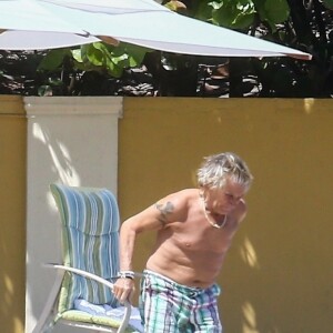 Exclusifl - Rod Stewart et sa femme Penny Lancaster profitent de la plage avec leurs enfants sans la moindre précaution, pendant l'épidémie de coronavirus (Covid-19) à West Palm Beach, le 3 avril 2020.