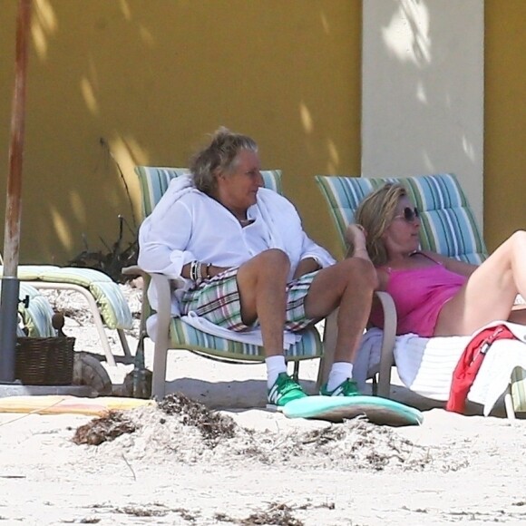 Exclusifl - Rod Stewart et sa femme Penny Lancaster profitent de la plage avec leurs enfants sans la moindre précaution, pendant l'épidémie de coronavirus (Covid-19) à West Palm Beach, le 3 avril 2020.