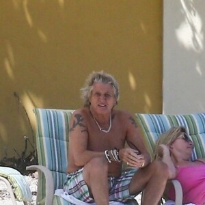 Exclusifl - Rod Stewart et sa femme Penny Lancaster profitent de la plage avec leurs enfants sans la moindre précaution, pendant l'épidémie de coronavirus (Covid-19) à West Palm Beach, le 3 avril 2020.