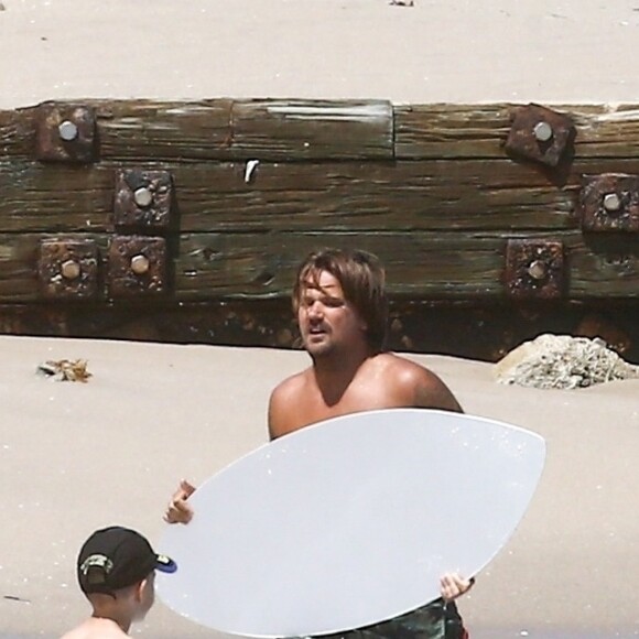 Exclusifl - Rod Stewart et sa femme Penny Lancaster profitent de la plage avec leurs enfants sans la moindre précaution, pendant l'épidémie de coronavirus (Covid-19) à West Palm Beach, le 3 avril 2020.