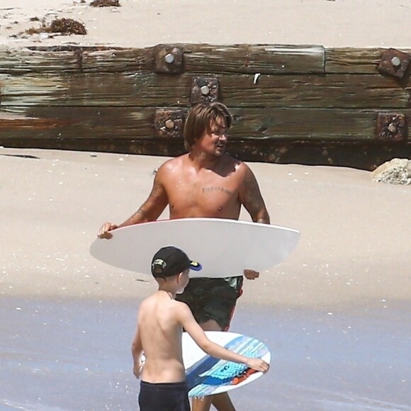 Exclusifl - Rod Stewart et sa femme Penny Lancaster profitent de la plage avec leurs enfants sans la moindre précaution, pendant l'épidémie de coronavirus (Covid-19) à West Palm Beach, le 3 avril 2020.