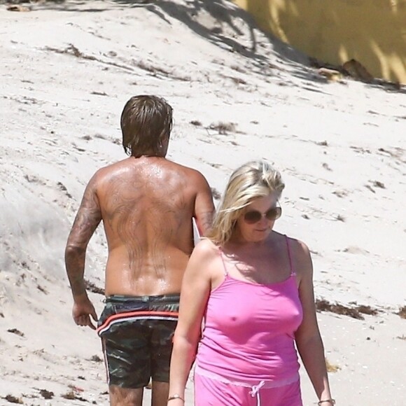 Exclusifl - Rod Stewart et sa femme Penny Lancaster profitent de la plage avec leurs enfants sans la moindre précaution, pendant l'épidémie de coronavirus (Covid-19) à West Palm Beach, le 3 avril 2020.