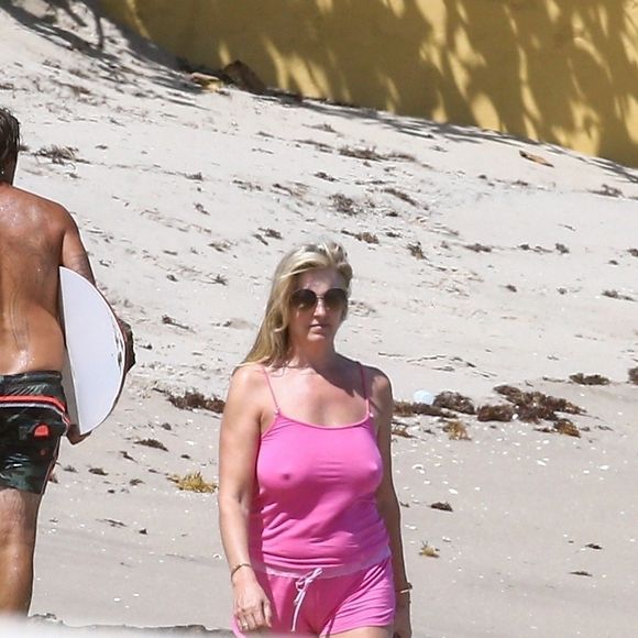 Exclusifl - Rod Stewart et sa femme Penny Lancaster profitent de la plage avec leurs enfants sans la moindre précaution, pendant l'épidémie de coronavirus (Covid-19) à West Palm Beach, le 3 avril 2020.