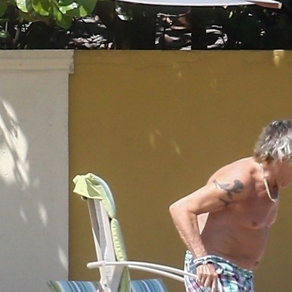 Exclusifl - Rod Stewart et sa femme Penny Lancaster profitent de la plage avec leurs enfants sans la moindre précaution, pendant l'épidémie de coronavirus (Covid-19) à West Palm Beach, le 3 avril 2020.
