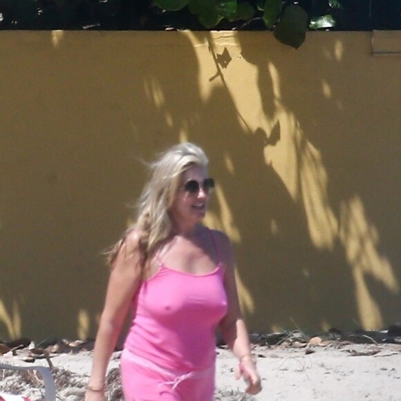 Exclusifl - Rod Stewart et sa femme Penny Lancaster profitent de la plage avec leurs enfants sans la moindre précaution, pendant l'épidémie de coronavirus (Covid-19) à West Palm Beach, le 3 avril 2020.