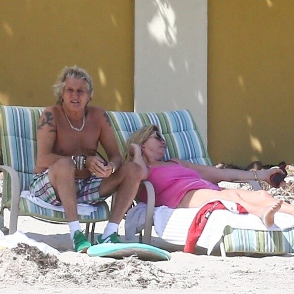 Exclusifl - Rod Stewart et sa femme Penny Lancaster profitent de la plage avec leurs enfants sans la moindre précaution, pendant l'épidémie de coronavirus (Covid-19) à West Palm Beach, le 3 avril 2020.