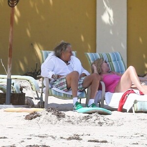 Exclusifl - Rod Stewart et sa femme Penny Lancaster profitent de la plage avec leurs enfants sans la moindre précaution, pendant l'épidémie de coronavirus (Covid-19) à West Palm Beach, le 3 avril 2020.