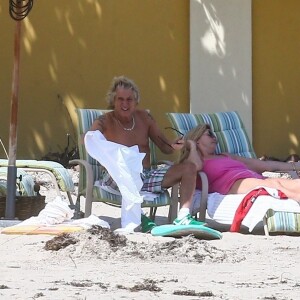 Exclusifl - Rod Stewart et sa femme Penny Lancaster profitent de la plage avec leurs enfants sans la moindre précaution, pendant l'épidémie de coronavirus (Covid-19) à West Palm Beach, le 3 avril 2020.
