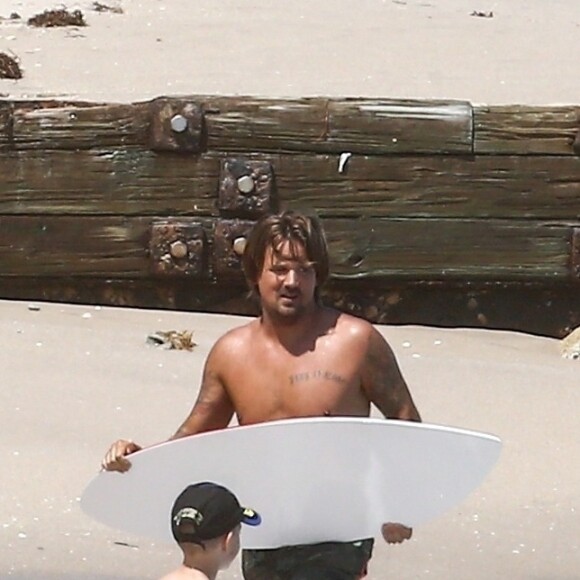 Exclusifl - Rod Stewart et sa femme Penny Lancaster profitent de la plage avec leurs enfants sans la moindre précaution, pendant l'épidémie de coronavirus (Covid-19) à West Palm Beach, le 3 avril 2020.