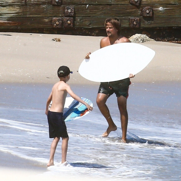 Exclusifl - Rod Stewart et sa femme Penny Lancaster profitent de la plage avec leurs enfants sans la moindre précaution, pendant l'épidémie de coronavirus (Covid-19) à West Palm Beach, le 3 avril 2020.