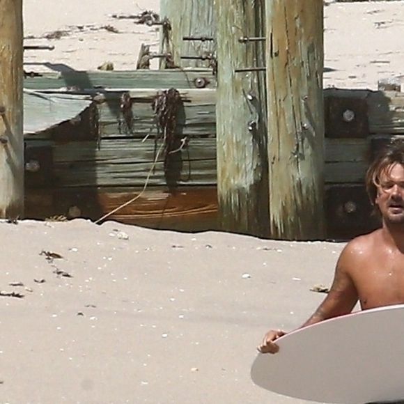 Exclusifl - Rod Stewart et sa femme Penny Lancaster profitent de la plage avec leurs enfants sans la moindre précaution, pendant l'épidémie de coronavirus (Covid-19) à West Palm Beach, le 3 avril 2020.