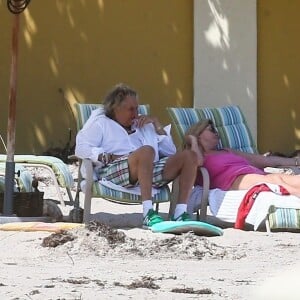 Exclusifl - Rod Stewart et sa femme Penny Lancaster profitent de la plage avec leurs enfants sans la moindre précaution, pendant l'épidémie de coronavirus (Covid-19) à West Palm Beach, le 3 avril 2020.