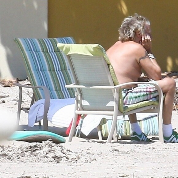 Exclusifl - Rod Stewart et sa femme Penny Lancaster profitent de la plage avec leurs enfants sans la moindre précaution, pendant l'épidémie de coronavirus (Covid-19) à West Palm Beach, le 3 avril 2020.